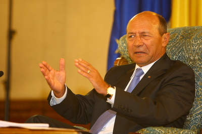 Băsescu: Promisiunea a fost că vom încerca acoperirea banilor reţinuţi bugetarilor din 1 ianuarie 2012