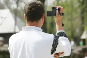Adio ajutor social dacă ai maşină, laptop, tractor, cameră video, crescătorie de melci sau viermi de mătase