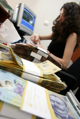 Băsescu îndeamnă băncile să ofere credite IMM-urilor