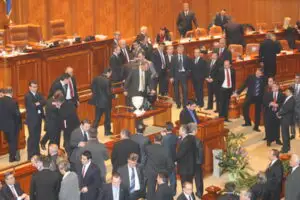 Parlamentarii se grăbesc să adopte cele patru legi fără de care nu luăm banii de la FMI