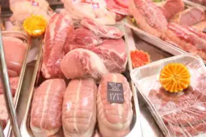Carnea este mai ieftină în Bucureşti, dar lactatele şi legumele sunt cele mai scumpe