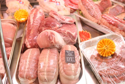 Carnea este mai ieftină în Bucureşti, dar lactatele şi legumele sunt cele mai scumpe