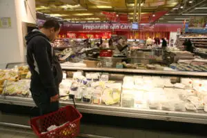 Studiu: Cheltuim cu 15% mai mult pentru alimentele de bază