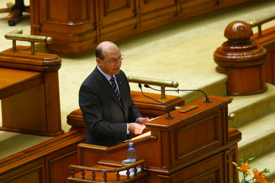 Băsescu: Ar trebui găsite soluţii pentru ca, la 1 iunie, să fie reîntregite salariile bugetarilor