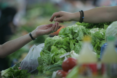 27% din cheltuielile casnice ale românilor se duc pe alimente