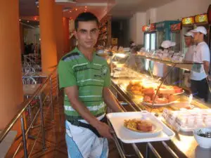 Unităţile de turism şi alimentaţie publică, amendate, în ultima lună, cu 130.000 lei