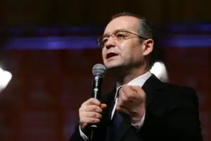 Emil Boc: Criza continuă, nu suntem feriți de pericole