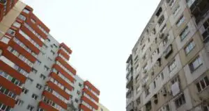 Preţul apartamentelor din Capitală continuă să scadă