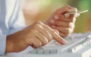 Utilizatorii de e-banking, ameninţaţi de un virus care fură parolele