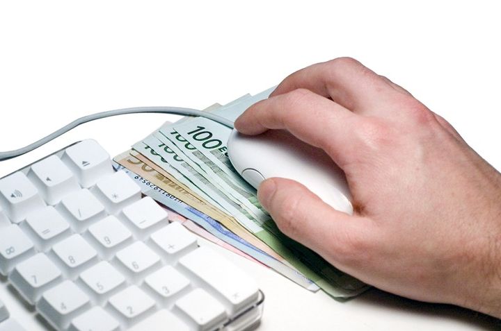 Sfaturi pentru cei care folosesc cardul bancar, atât pentru plata la comercianţi, cât şi pentru tranzacţii online