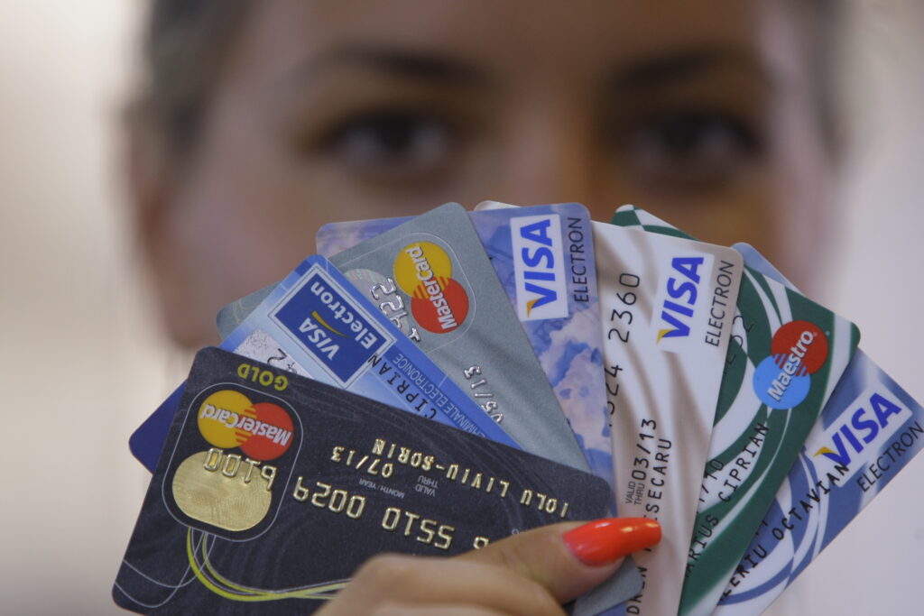 Utilizatorii de carduri Visa au cheltuit 242 mld. euro în T3
