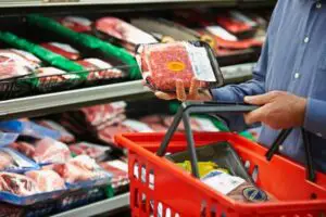Ce fel de produse pun românii în coş când îşi fac cumpărăturile?