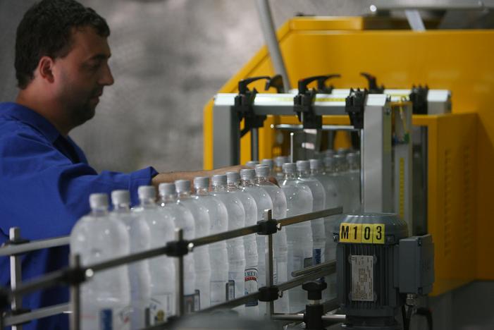 Producătorul de apă minerală Carpatina, controlat de Horia Simu, şi-a cerut insolvenţa