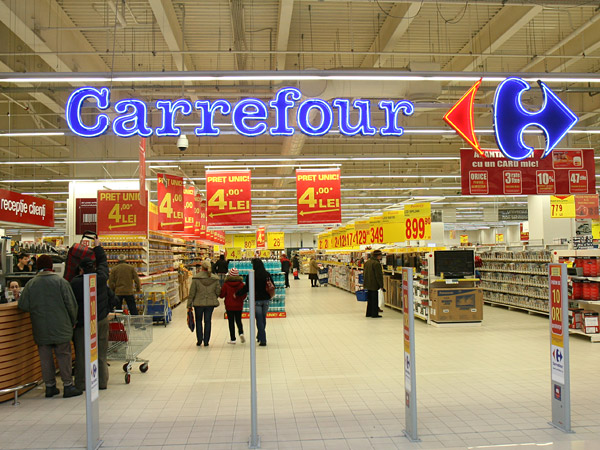Tesco, Auchan sau Wal-Mart ar putea cumpăra hipermarketurile Carrefour din România