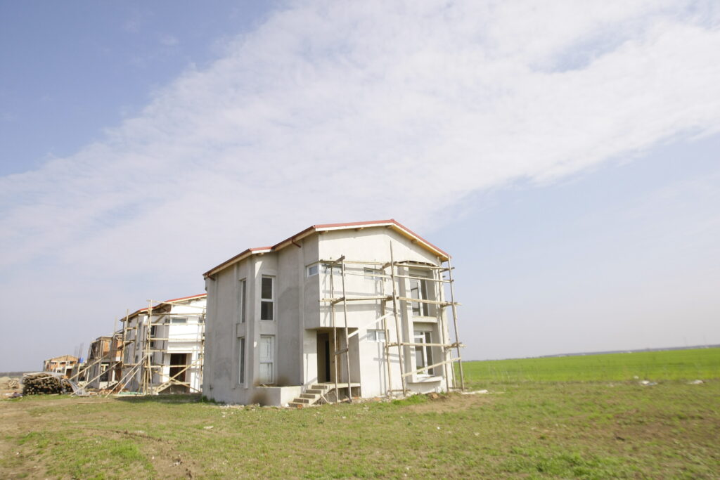 Majoritatea românilor ar vrea să îşi construiască propria casă, decât să cumpere un apartament