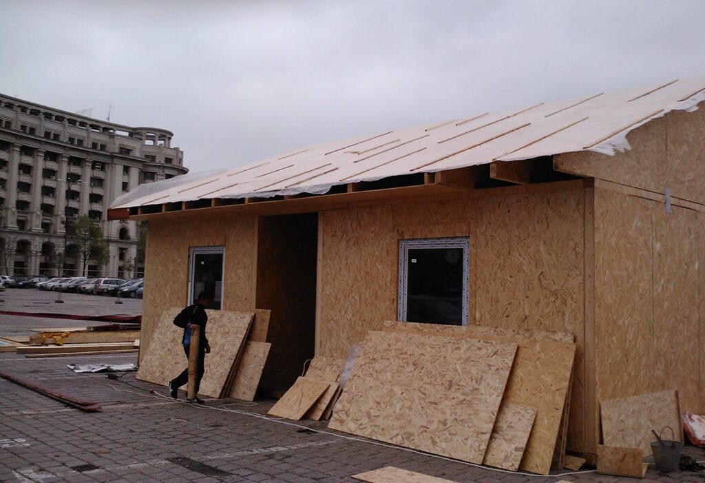 Vezi cum arată „casa pe care ţi-o construieşti cu prietenii” la 15.000 euro