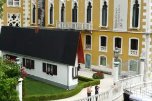 Casele înguste, noua modă a crizei: Mai puţin spaţiu, costuri reduse de întreţinere