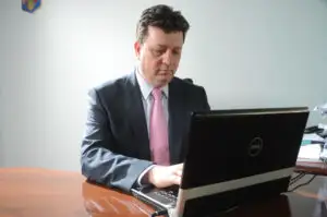 Cine este omul care va conduce cea mai mare licitaţie a anului