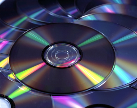 Percheziţii pentru destructurarea unei grupări specializate în piratare de DVD-uri