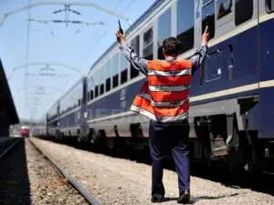 Sindicatele CFR anunţă grevă de avertisment de două ore, dar sunt dispuse să renunţe la protest