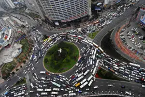 China: O singură maşină per familie