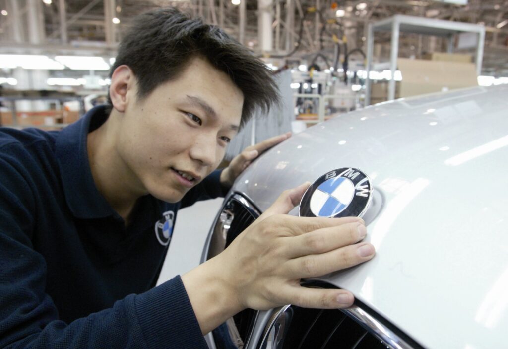 Milionarii Chinei revoluționează piața de mașini second-hand: Vând bolizii după câteva zile de utilizare