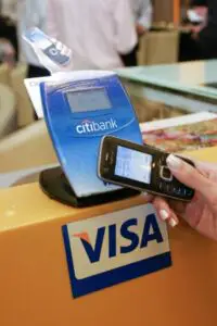 Românii ar putea să plătească de anul acesta cumpărăturile cu telefonul mobil