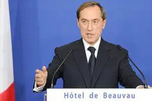 Francezii interzic cerşetoria pe Champs-Élysées