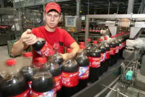 Profitul Coca-Cola Hellenic a scăzut cu 25% în primul semestru al anului