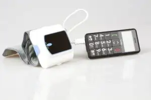 Telefonul pentru bunici se vinde, mai nou, în farmacii