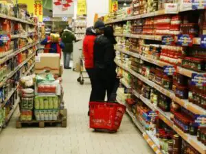 PARADOX ROMÂNESC: cumpărăm tot mai multă benzină şi motorină pe măsură ce carburanţii se scumpesc