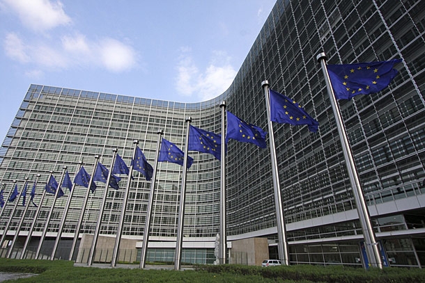 Comisia Europeană urmăreşte cu atenţie evoluţiile din România
