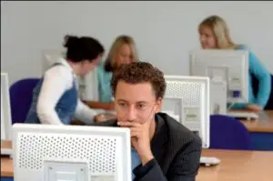 Un tânăr german din cinci ar renunţa mai degrabă la sex decât la internet