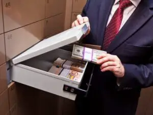 Grecii au peste 200 de miliarde de dolari, câştigaţi în mod ilegal, ascunşi în străinătate