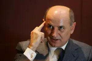 Copos a strâns băierele pungii şi este pregătit dacă vine o nouă criză