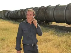 Soluție salvatoare pentru investiții: Cornel Stroescu, fermier pe 1.500 ha, își face siloz cu credit luat din Germania