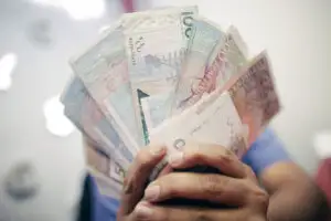 MOARTEA BANILOR: Țara în care monedele și bancnotele au devenit o raritate