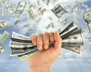 Creditarea a stagnat în februarie. Scăderea uşoară pe partea populaţiei a fost compensată de avansul pe partea companiilor