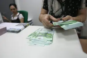 Ministerul Finanţelor Publice vrea să împrumute luni 1,2 miliarde lei de la bănci