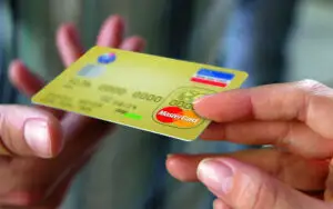 Cum faci economii când îți plătești cumpăraturile cu cardul BRD