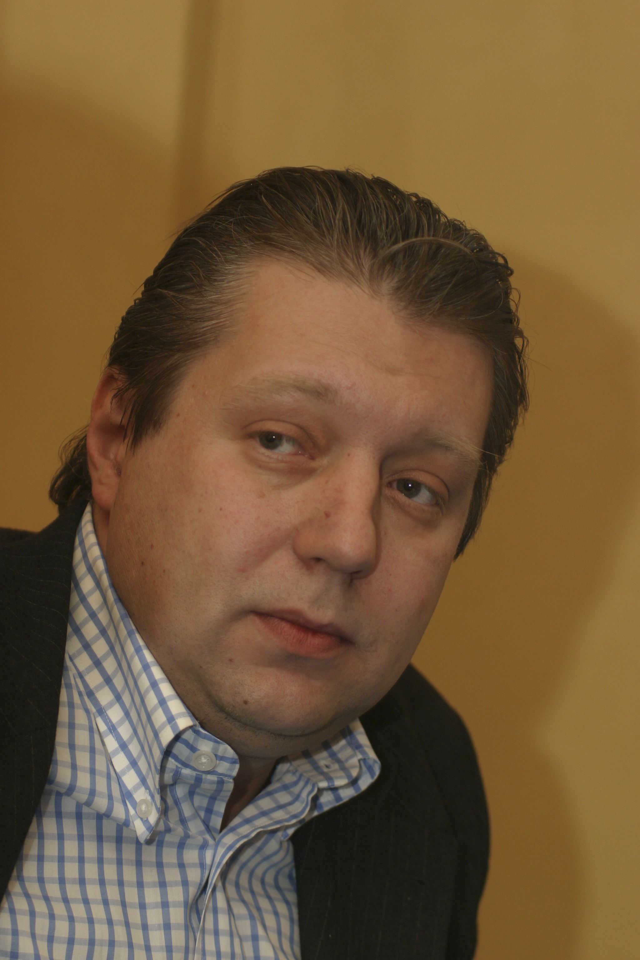 PATRICIU vinde ADEVĂRUL HOLDING