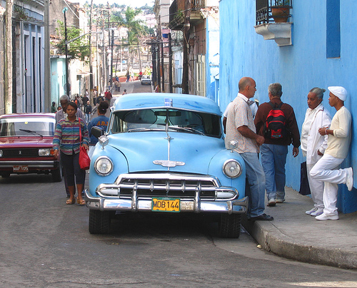 După o interdicţie de 50 de ani, cubanezi au voie să vândă şi să cumpere maşini