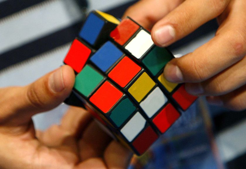 Un robot a rezolvat cubul lui Rubik în 10.18 secunde. Află în cât timp l-a rezolvat un puşti de 15 ani