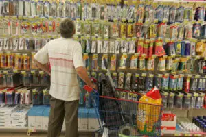 Un sfert dintre românii de la oraş urăsc shoppingul