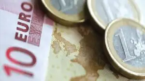 BCR: Media cursului de schimb față de euro ar putea fi în 2011 sub 4,2