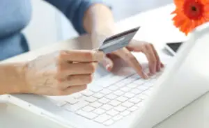 Cine sunt românii care cumpără cel mai mult de pe Internet