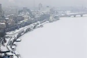 Capitala ucraineană blocată de o zăpadă record. Penurie de pâine şi produse lactate