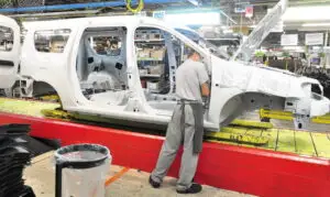 Angajaţii Dacia au reluat lucrul