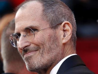 BIOGRAFIE: Steve Jobs a dat mâna cu tatăl său biologic fără să ştie cine e