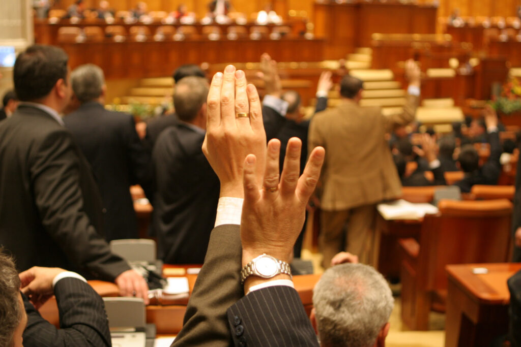 Camera Deputaţilor se reuneşte în sesiune extraordinară pentru a discuta majorarea pensiilor